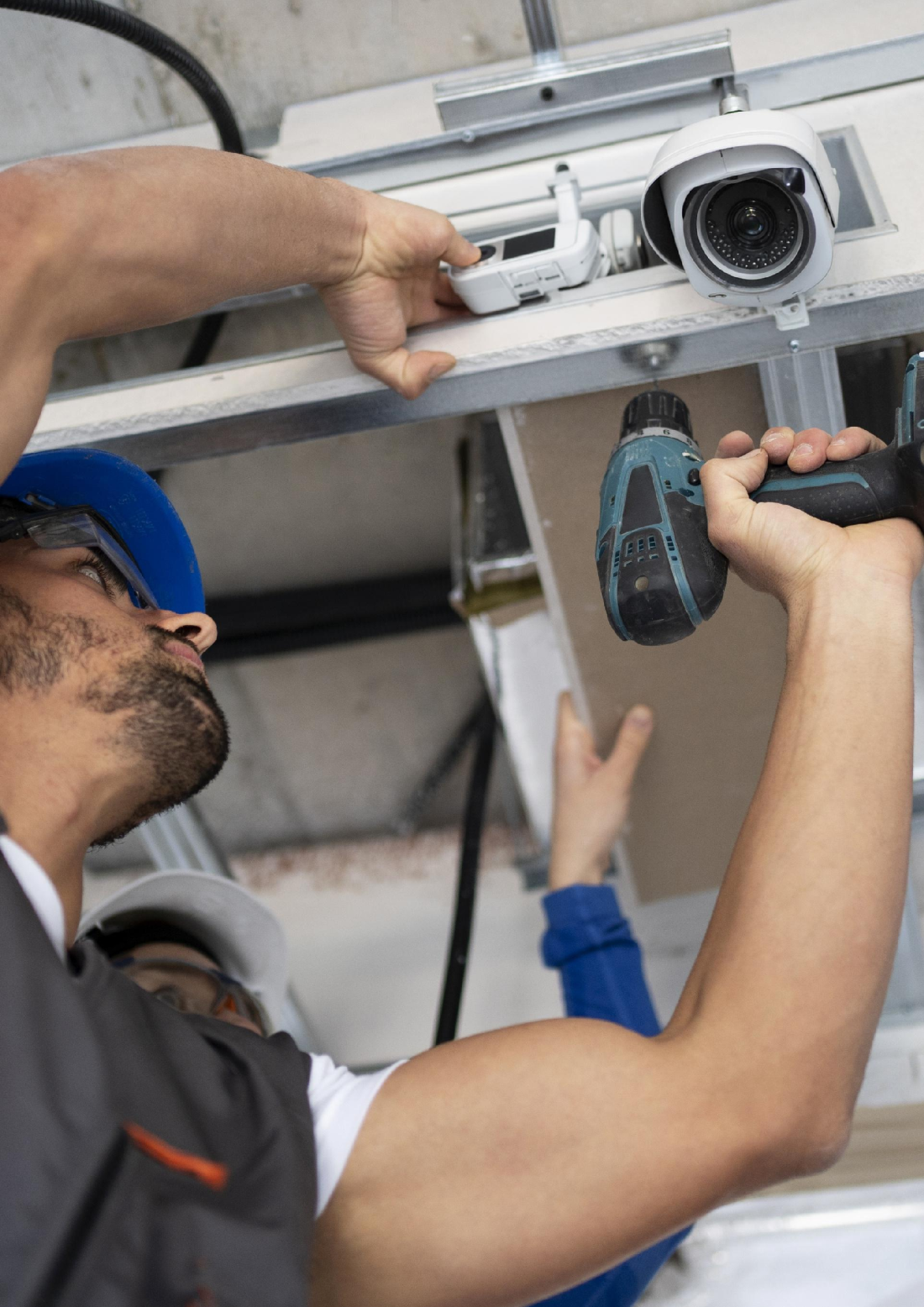 Technicien TEB installant une caméra de vidéoprotection